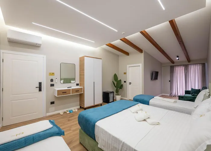 Отель Golemi Lux