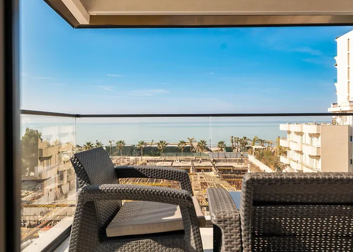 Отель Golemi Lux 4*